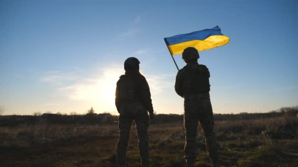 Ukrainian Army Soldiers Stands Outdoor Sunset Time Waves Flag Ukraine — Stock Video