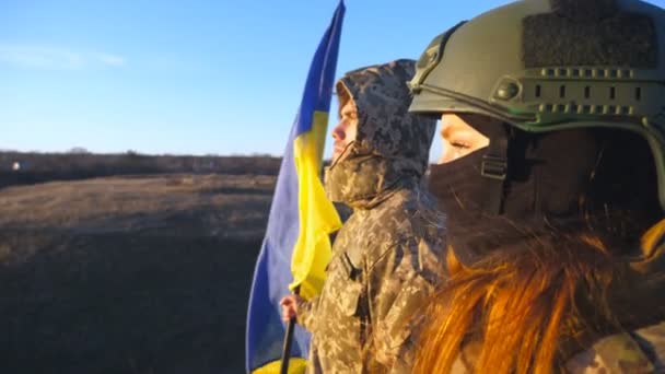Gente Uniforme Militar Levantó Bandera Ucraniana Perfil Soldados Del Ejército — Vídeos de Stock