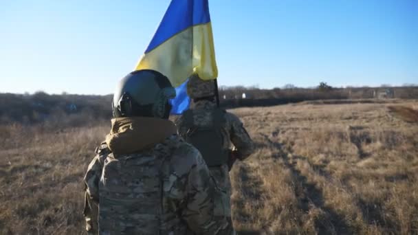 Soldato Femminile Maschio Esercito Ucraino Che Cammina Con Bandiera Ucraina — Video Stock