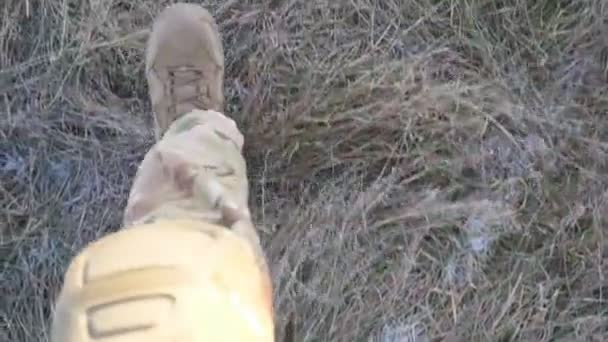 Positie Naar Vrouwelijke Voeten Van Oekraïense Soldaat Gaan Bruine Laarzen — Stockvideo