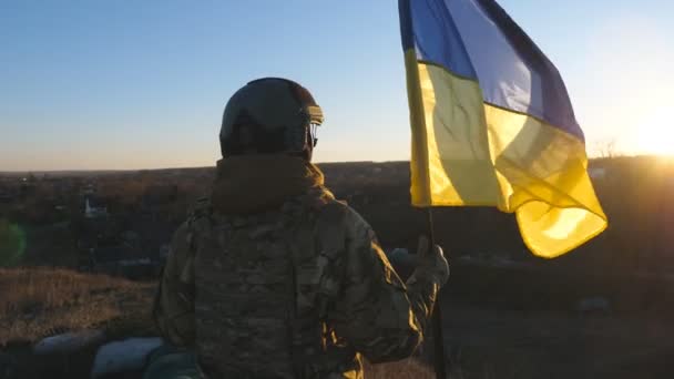Jovem Soldado Camuflagem Uniforme Levantando Bandeira Ucrânia Mulher Exército Ucraniano — Vídeo de Stock