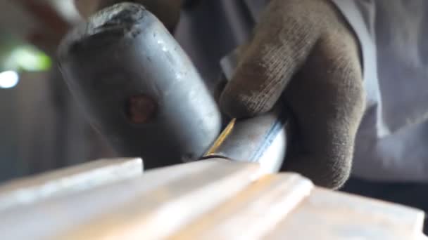 用铁锤紧握着铁匠的手处理铁制的细节 戴手套的成年人用金属干活 在室外工作的技工或修理工 慢动作细节视图 — 图库视频影像