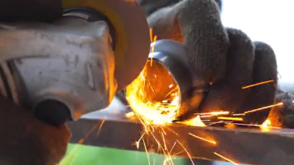 Detaljerad Över Metallbearbetning Med Cirkulär Såg Händerna Mekaniskt Hållinstrument Och — Stockvideo