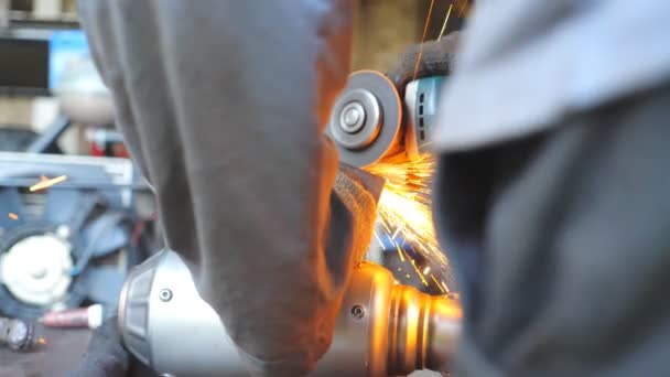 Dairesel Testereyle Metal Işleme Bak Tamircinin Elleri Enstrüman Tutuyor Otomobil — Stok video