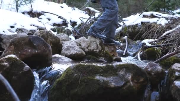 Primer Plano Los Pies Masculinos Camina Sobre Piedras Río Montaña — Vídeos de Stock