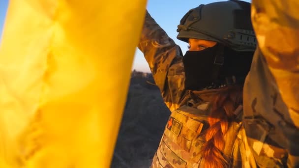 Junge Militärsanitäterinnen Betrachten Den Sonnenuntergang Mit Hochgehaltener Ukrainischer Flagge Ukrainische — Stockvideo