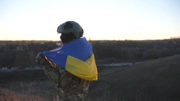 어깨에 우크라이나 국기를 언덕의 정상에 우크라이나 야외와 거리를 바라보는 유니폼에 — 비디오