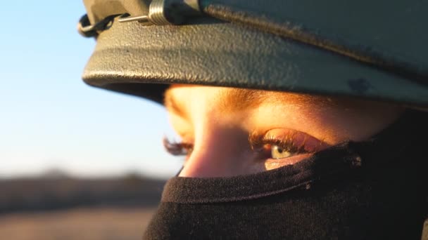 Закройте Зеленые Глаза Солдата Украинской Армии Смотрящего Закат Сине Желтым — стоковое видео