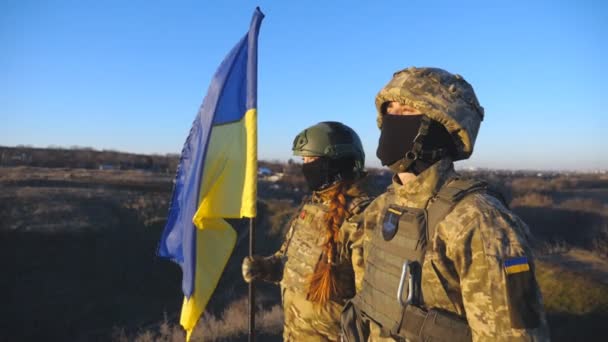 Jovens Soldados Exército Ucraniano Pico Colina Com Uma Bandeira Nacional — Vídeo de Stock