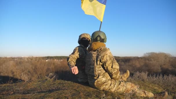 Wojskowa Para Ukraińskiej Armii Siedzi Trawniku Ukraińską Flagą Wsi Młodzi — Wideo stockowe