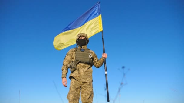 Ukrainischer Armeeangehöriger Militäruniform Hebt Die Nationalfahne Junger Soldat Hält Eine — Stockvideo