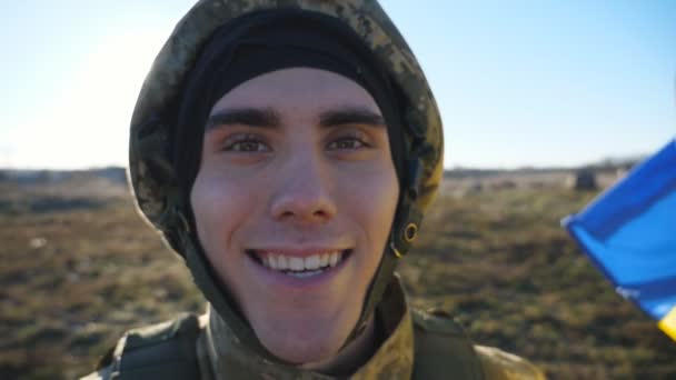 Retrato Soldado Del Ejército Ucraniano Feliz Macho Casco Mirando Cámara — Vídeo de stock