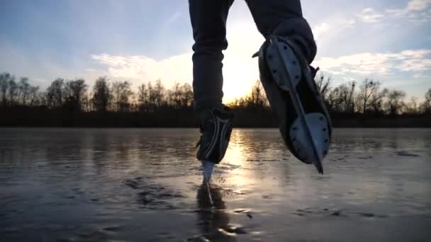 Τύπος Κάνει Πατινάζ Στο Παγωμένο Ποτάμι Ηλιοβασίλεμα Νεαρός Άντρας Παγοπέδιλα — Αρχείο Βίντεο
