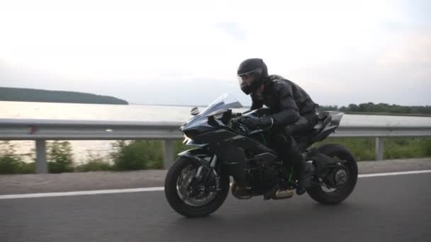 Motociclista Corse Sua Moto Sulla Strada Campagna Vicino Fiume Lago — Video Stock