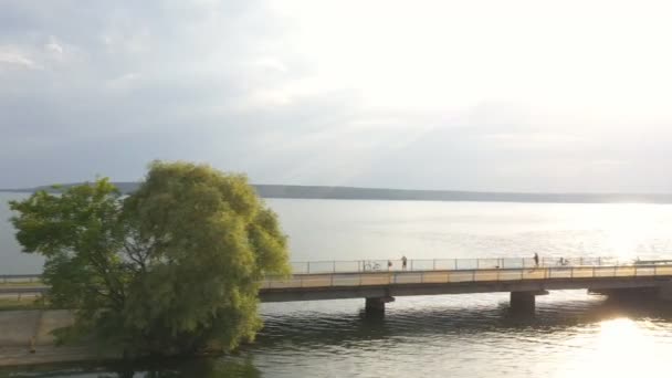 Göl Kenarındaki Yolda Arka Planda Güneş Işığı Olan Modern Bir — Stok video