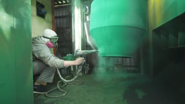 室内工业涂料工艺 漆工在特殊的展位上喷涂绿色油漆 在工业生产中担任安全磨损工作的技术员 专业车间的主油漆部分 — 图库视频影像
