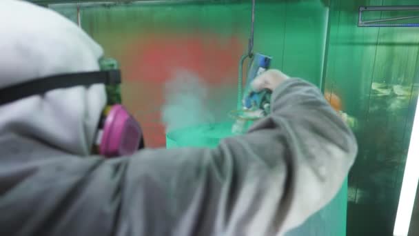 Pracownik Bezpiecznym Nosić Malowanie Części Metalowych Malarz Rozpyla Farbę Pistoletu — Wideo stockowe