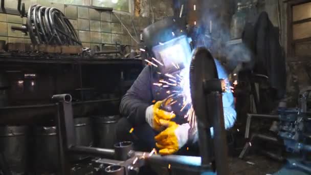 Pracovník Ochranné Masce Svařování Kovové Konstrukce Průmyslové Výrobě Muž Svařuje — Stock video