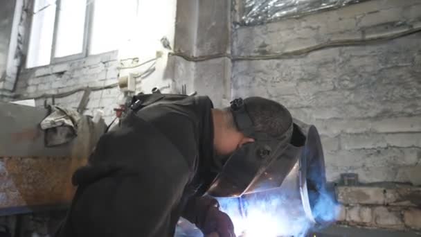Endüstriyel Üretimde Koruyucu Maske Kaynak Işçisi Kaynakçı Metal Fabrikasında Iki — Stok video
