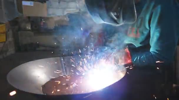 Svetsare Svetsar Metalldetaljer Arbetare Skyddsmask Svetsning Metall Konstruktion Vid Industriell — Stockvideo