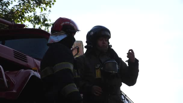 Szef Straży Pożarnej Rozmawia Swoim Podwładnym Pracy Tle Wozu Strażackiego — Wideo stockowe