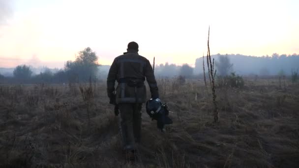 Uomo Vigile Del Fuoco Uniforme Andando Erba Secca Campagna Pompiere — Video Stock