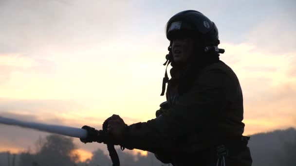 Bombeiro Profissional Equipamento Completo Apagando Chama Campo Bombeiro Masculino Uniforme — Vídeo de Stock