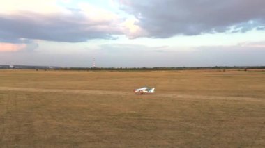Kalkıştan önce kırsal alan boyunca küçük bir uçak sürüyordu. Hafif uçak havaalanından önceki uçuş için piste doğru gidiyor. Hafif uçak uçmaya hazırlanıyor. Havacılık kavramı.