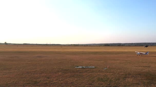 Klein Vliegtuig Dat Voor Start Langs Landingsbaan Rijdt Lichte Vliegtuigen — Stockvideo