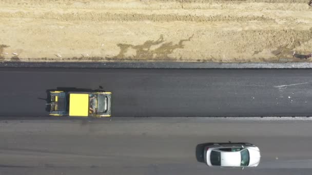 Воздушный Каток Укладки Нового Асфальтового Слоя Проезжающие Мимо Машины Вид — стоковое видео
