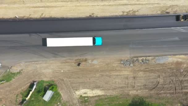 Luftaufnahme Eines Lastwagens Mit Weißem Anhänger Der Während Straßenbauarbeiten Auf — Stockvideo