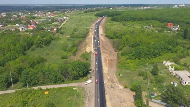Luftaufnahme Des Verkehrsflusses Auf Der Landstraße Drohne Fliegt Während Bauarbeiten — Stockvideo
