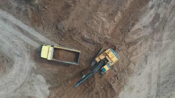 Maden Sahasının Havadan Görüntüsü Kazı Aracının Üzerinden Uçan Atık Kamyonuna — Stok video