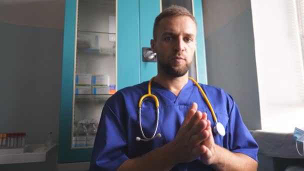 Porträtt Professionell Manlig Läkare Talar Och Tittar Kameran Självsäker Medicinsk — Stockvideo