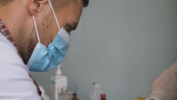 Perfil Del Científico Médico Masculino Con Máscara Médica Que Trabaja — Vídeo de stock