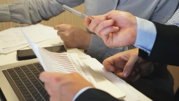 Patronun Satış Sonuçlarıyla Ofisteki Dizüstü Bilgisayarın Çizelgesini Karşılaştıran Erkek Ellerine — Stok video