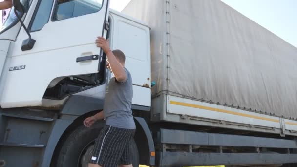 Trucker Otevře Dveře Posadí Zaparkovaného Náklaďáku Přívěsem Řidič Pokračuje Cestě — Stock video