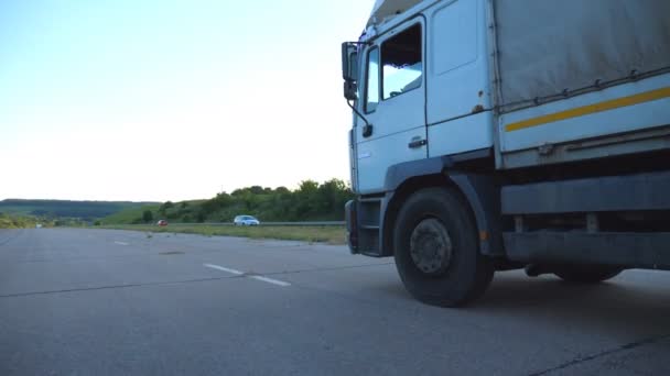 Kamera Kövesse Kamion Autópályán Tehergépkocsi Lovagol Keresztül Vidéken Gyönyörű Táj — Stock videók