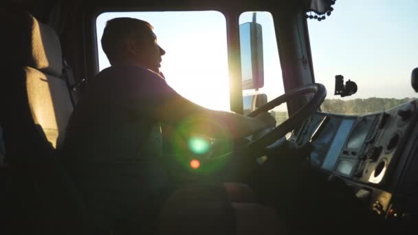 Facet Rozmawiający Przez Telefon Komórkowy Podczas Jazdy Ciężarówką Biały Facet — Wideo stockowe
