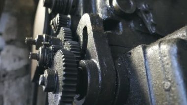 Metal dişli mekanizmasını kapat. Kirli çark bağlantısının alt görüntüsü. Arka plan bulanık. Yavaş çekim. Yakın çekim..