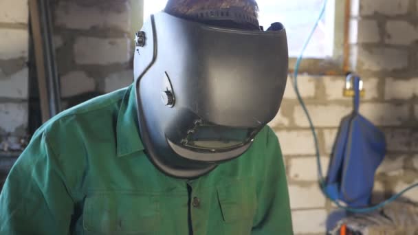 Μηχανικό Που Κάνει Την Εργασία Του Χρησιμοποιεί Προστατευτική Μάσκα Άνθρωπος — Αρχείο Βίντεο