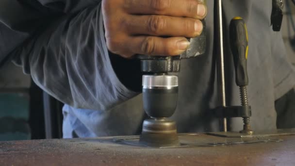 Hände Des Mechanikers Halten Werkzeug Während Des Betriebs Arbeiter Poliert — Stockvideo