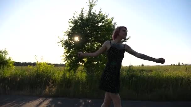 Mladá Hippie Žena Černých Šatech Kráčí Prázdné Silnici Venkově Šťastná — Stock video
