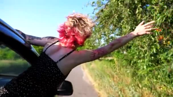 Menina Punk Nova Com Tatuagens Inclinando Para Fora Janela Automóvel — Vídeo de Stock