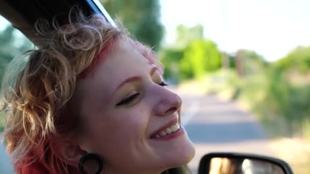 Närbild Chef För Ung Hippie Kvinna Med Örontunnlar Lutar Sig — Stockvideo