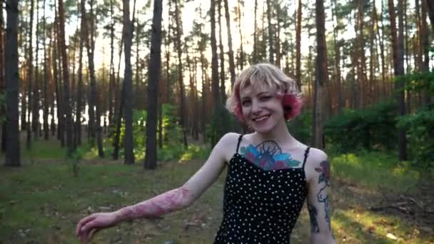 Mujer Hippie Joven Con Tatuajes Que Van Por Camino Bosque — Vídeo de stock