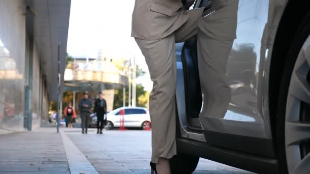구두를 사업가는 사무실 근처에 현대식 자동차에 사업가가 자동차를 안으로 들어갑니다 — 비디오