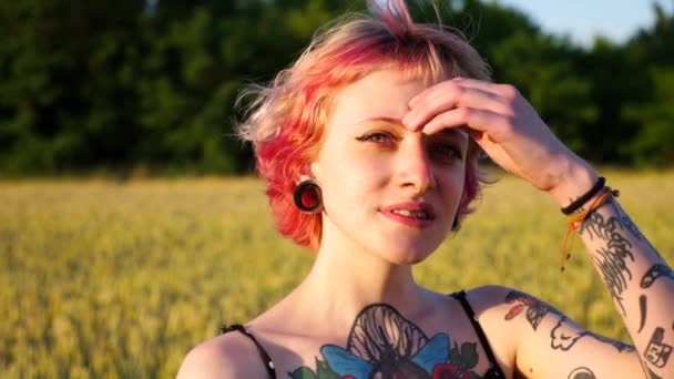 Портрет Щасливої Панк Дівчини Рожевим Волоссям Розмитим Зеленим Полем Пшениці — стокове відео