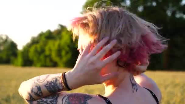 Chica Punk Joven Con Pelo Rosa Mirando Hermosa Puesta Sol — Vídeo de stock