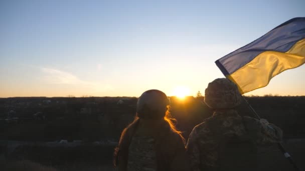 Soldater Ukrainska Armén Hissar Ukrainas Flagga Mot Bakgrund Solnedgången Folk — Stockvideo